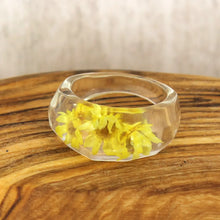 Load image into Gallery viewer, Flower Resin Ring
