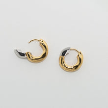 Load image into Gallery viewer, Wavy Chunky Hoops in 3/4 Gold
