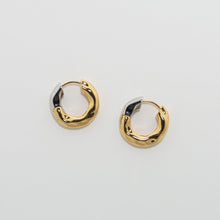 Load image into Gallery viewer, Wavy Chunky Hoops in 3/4 Gold
